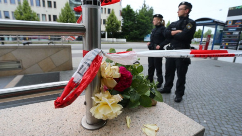 Un ramo de flores homenajea a las víctimas del atentado. - AFP