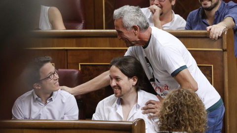 El diputado de Unidos Podemos Diego Cañamero saluda al líder de Podemos, Pablo Iglesias, y al portavoz de la formación, Íñigo Errejón. EFE/Ballesteros