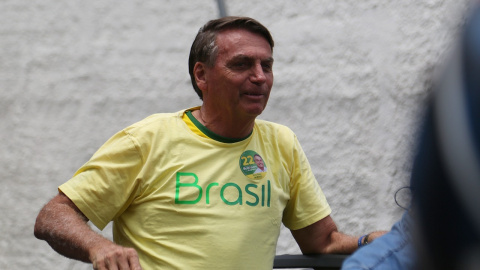 El presidente de Brasil que se postula para la reelección, Jair Bolsonaro, sale de su casa para emitir su voto en un colegio electoral durante la segunda vuelta de las elecciones presidenciales.