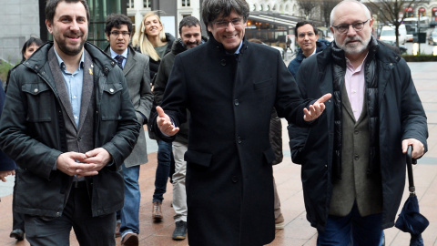 Carles Puigdemont y los ex ministros regionales catalanes Antoni Comin y Lluis Puig en el Parlamento Europeo en Bruselas, en una imagen de archivo. REUTERS / Johanna Geron