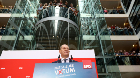 Olaf Scholz, alcalde de Hamburgo y líder interino del Partido Socialdemócrata alemán (SPD), durante la presentación de los resultados de la consulta entre la militancia sobre la repetición de la coalición con la CDU.  EFE/EPA/FELIPE TRUEBA