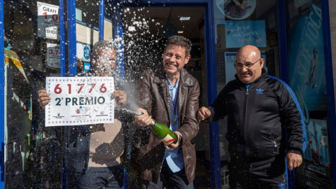 06/01/2018.- El gerente de la administracción de lotería nº 2 de Fortuna José Luis Lozano (c), acompañado de dos amigos celebran con cava la venta de un décimo del segundo premio del sorteo del niño del número 61.776, vendido en Fortuna. EE