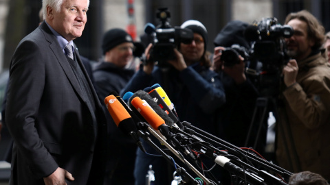 El líder de los conservadores bábaros de la CSU, Horst Seehofer, realiza declaraciones a los periodistas durante las negociaciones con CDU y SPD para la formación de un nuevo gobierno de coalición. REUTERS/Christian Mang