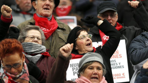 Los pensionistas vascos han retomado en el arenal bilbaíno sus movilizaciones para reclamar unas pensiones "dignas" tras las fiestas navideñas. EFE/Luis Tejido.