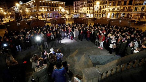 07/01/2019.- Una manifestación convocada por los colectivos feministas Andrea y Lunes Lilas denuncia esta tarde en la capital navarra "la justicia patriarcal" que ha confirmado la libertad provisional para los miembros de La Manada, un caso