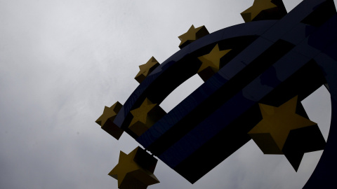 El logo del euro en el extrerior de la antigua sede del BCE en Fráncfort. REUTERS/Kai Pfaffenbach