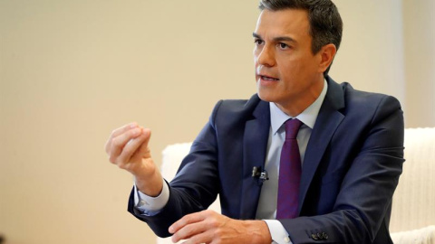 El presidente del Gobierno, Pedro Sánchez, durante la entrevista con la Agencia Efe en el Palacio de La Moncloa. /EFE