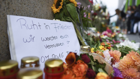 Flores y velas para recordar a las víctimas frente al centro comercial donde el viernes se produjo el ataque en Munich. EFE