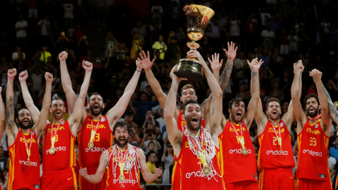 El alero de la selección española de baloncesto Rudy Fernández (c) y sus compañeros. EFE/Juan Carlos Hidalgo