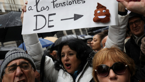 Participantes en la manifestación en Madrid en demanda de unas pensiones dignas. REUTERS/Susana Vera