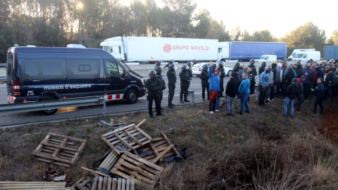 Els agents de la Brigada Mòbil dels Mossos d'Esquadra impedint el tall de l'AP-7 a Pontós