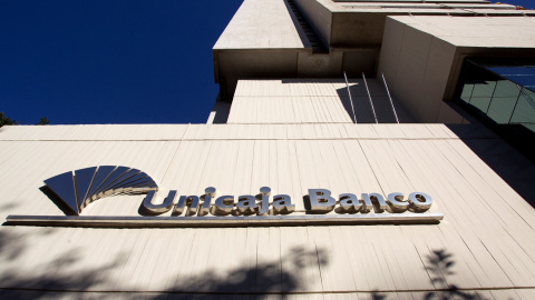 El logo de Unicaja Banco en su sede central en Málaga. EFE/Daniel Pérez