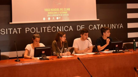 Els portaveus de l'assemblea de Fridays for Future a Barcelona, Maria Serra, Maria Marcet, Guillermo Chirino i Aitor Urritocoechea. FFF