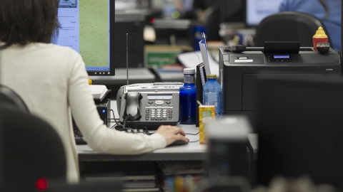 Las mujeres representan el 45,8% de las plantillas medias de las empresas que conforman el Ibex 35, pero solo el 19,5% de los consejos de administración. EUROPA PRESS