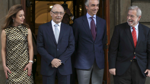 El ministro de Hacienda, Cristóbal Montoro, a la puerta del Congreso de los Diputados, con sus tres secretarios de Estado (de Presupuestos, Marta Fernández Currás; de Hacienda, Miguel Ferré; y de Administraciones Públicas, Antonio Beteta), 