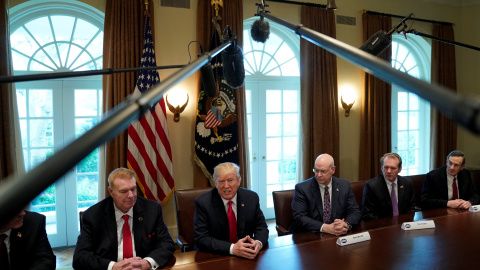 El presidente de EEUU, Donald Trump, anuncia en la Casa Blanca la imposición de fuertes aranceles al acero y al aluminio. REUTERS/Kevin Lamarque