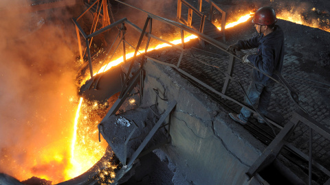 Trabajador de una planta siderúrgica china. REUTERS/Stringer