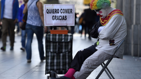 Un hombre pide ayuda en la Gran Vía de Madrid. AFP