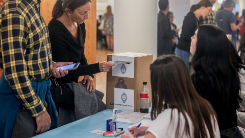 13/02/2024 Varias personas acuden a votar durante las votaciones para las elecciones en Argentina, en el Colegio Mayor Argentino de Madrid, a 19 de noviembre de 2023, en Madrid.