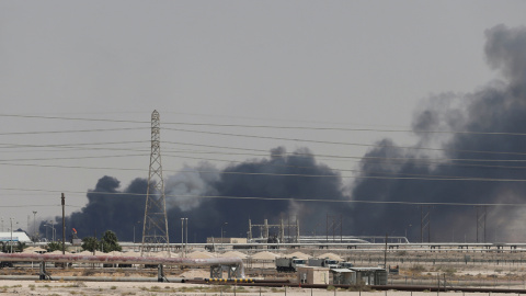 Columnas de humo en las instalaciones de la petrolera Aramco, en la ciudad de Abqaiq (Arabia Saudí). REUTERS / Stringer