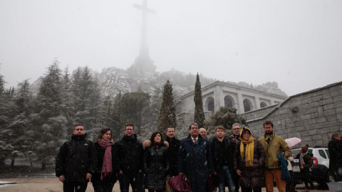 Los eurodiputados durante la visita este viernes al Valle de los Caídos.