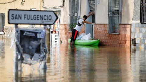 Vecinos de la población Dolores (Alicante) siguen con las tareas de limpieza tras la gota fría. EFE/ Manuel Lorenzo