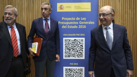 El ministro de Hacienda, Cristóbal Montoro ,con el secretario de Estado de Hacienda, Miguel Ferré, y el secretario de Estado de Administraciones Públicas, Antonio Beteta, en la presentación de los PGE. EFE