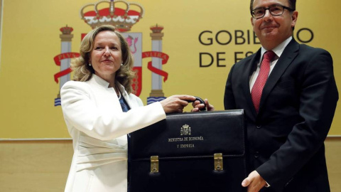 La ministra de Economía Nadia Calviño, el día de su toma de posesión, recibe su cartera de manos de su predecesor Román Escolano. EFE