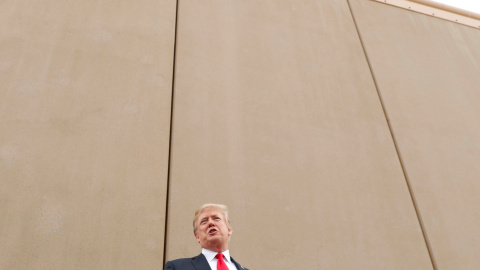 Donald Trump, en marzo del año pasado, durante su visita a la frontera entre California y México. /REUTERS