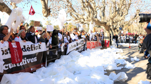 Bates blanques en senyal de protesta a les portes del Parlament, en la segona jornada de la darrera vaga, el 26 de gener