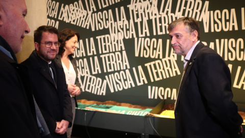 El president de la Generalitat, Pere Aragonès; el coordinador nacional d'Unió de Pagesos, Joan Caball; el conseller Mascort i la presidenta del Parlament, Anna Erra, en l'exposició que ret homenatge als 50 anys del sindicat.