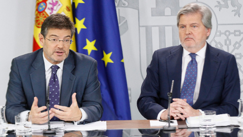 Els ministres de Justícia, Rafael Catalá, i d'Educació, Cultura i Esports i portaveu del Govern central, Íñigo Méndez de Vigo, aquest divendres en la roda de premsa posterior al Consell de Ministres. Pool Moncloa / J.M. Cuadrado.