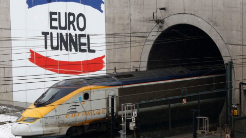 El tren de alta velocidad Eurostar entrando en el tunel bajo el Canal de la Mancha (Eurotunnel). REUTERS/Pascal Rossignol