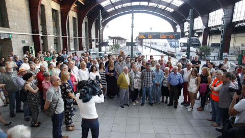 Familiares y amigos de las víctimas del accidente del tren Alvia ocurrido hoy hace tres años, junto a miembros de la corporación municipal del concello de A Coruña entre los que se encuentra el alcalde, Xulio Ferreiro (c), durante el minuto