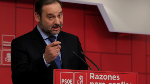 El secretario de Organización del PSOE y ministro de Fomento, José Luis Ábalos, durante la rueda de prensa que ofreció tras la reunión de la Ejecutiva Federal del PSOE celebrada en Ferraz. EFE/Fernando Alvarado