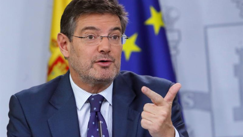 El ministro de Justicia, Rafael Catalá, durante la rueda de prensa que ha dado hoy junto al ministro de Educación y portavoz del Gobierno, Iñígo Méndez de Vigo, posterior al Consejo de Ministros. EFE/ Juan Carlos Hidalgo