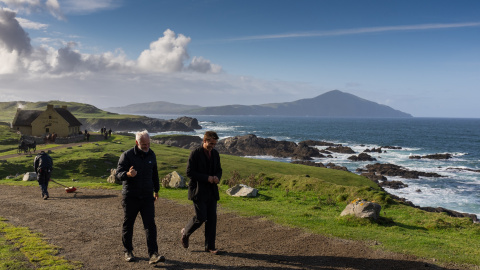 El cineasta Martin McDonagh, con Colin Farrell, durante el rodaje de 'Almas en pena en Inisherin'