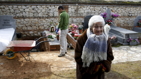 Ascensión Mendieta, hija de Timoteo Mendieta, asiste a la exhumación de los restos de su padre en el cementerio de Guadalajara