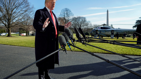 El presidente de EEUU, Donald Trump, hace unas declaraciones a los periodistas en los jardines de la Casa Blanca, tras su regreso de la residencia de Camp David. REUTERS/Joshua Roberts