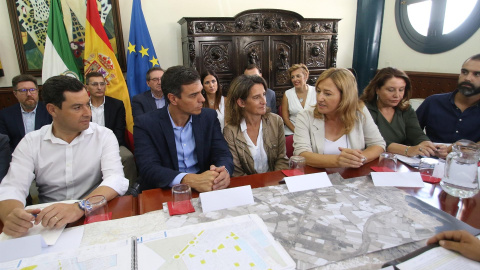 Moreno, Sánchez, Ribera, Fernández y Crespo, en la mesa. Encuentro en el Ayuntamiento de Níjar (Almería) para evaluar los daños por la gota fría. Europa Press