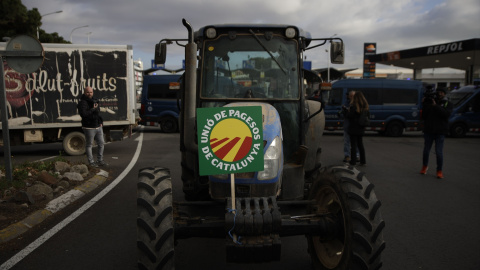 Un tractor durante una concentración en Mercabarna, a 13 de febrero de 2024, en Barcelona.