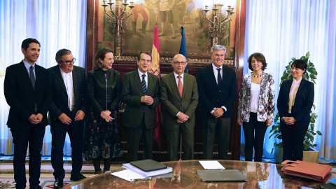 El presidente de la FEMP, Abel Caballero, al inicio de la reunión que ha mantenido con el ministro de Hacienda, Cristóbal Montoro, para reclamar la reinversión del superávit de las entidades locales. EFE