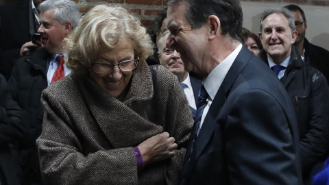 La alcaldesa de Madrid,Manuela Carmena y el presidente de la FEMP, Abel Caballero, durante la reunión convocada por la Federación Española de Municipios y Provincias (FEMP) para exigir al Gobierno que los entes locales puedan reinvertir el 