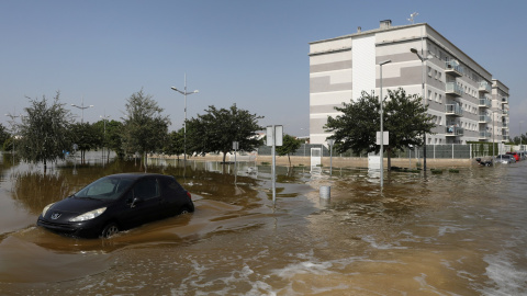 Un coche flota en el agua que ha inundado el municipio de Dolores, Alicante. (REUTERS/Susana Vera)