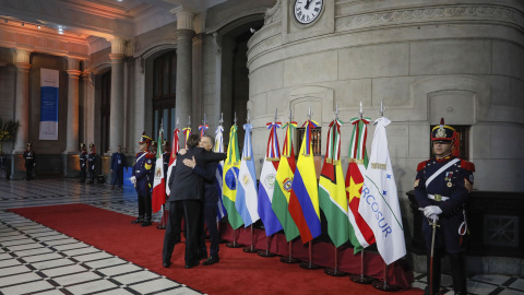 17/07/19 - Macri y Bolsonaro se saludan en la cumbre de Jefes de Estado de Mercosur organizada en Santa Fe (Argentina), el pasado mes de julio. ISAC NÓBREGA/ PR