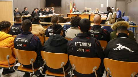 13-2-24 - Imagen del juicio a siete hombres que han sido condenados por la brutal paliza a un joven que quedó en estado vegetativo, en la Audiencia de Bizkaia, a 13 de febrero de 2024.