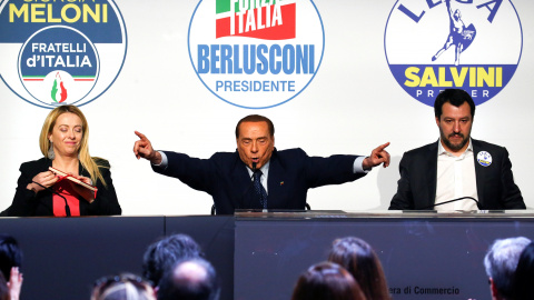 El ex primer ministro italiano y líder de Forza Italia, Silvio Berlusconi, flaqueado por la líder de Fratelli D'Italia, Giorgia Meloni, y el de la Liga Norte, Matteo Salvini, en un acto electoral en Roma. REUTERS/Alessandro Bianchi