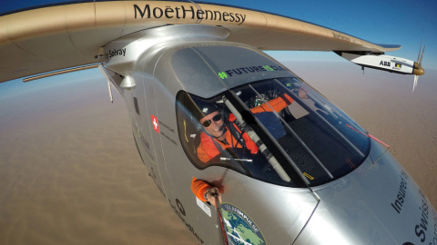 El piloto Piccard se hace un selfie a bordo del Solar Impulse II. REUTERS