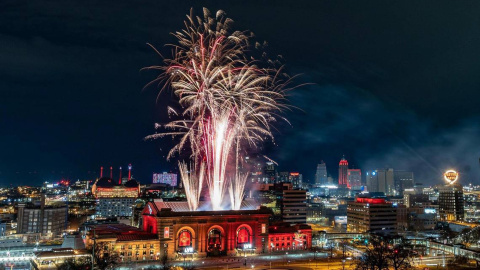 Fuegos artificiales en Kansas después de la victoria de Kansas City Chief en la Super Bowl.