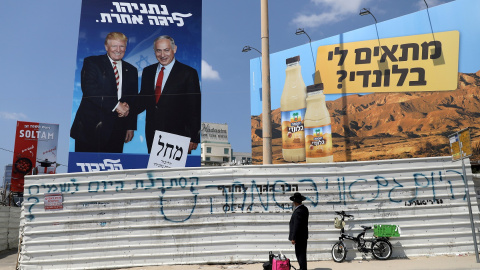 16/09/2019 - Un judío ortodoxo mira un cartel de la campaña que muestra al primer ministro israelí Benjamin Netanyahu y al presidente estadounidense, Donald Trump. / REUTERS - AMMAR AWAD